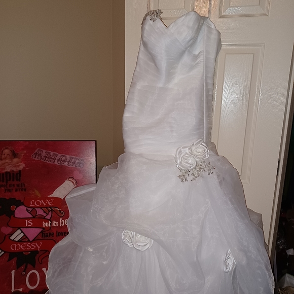 Wedding gown - Picture 1 of 3